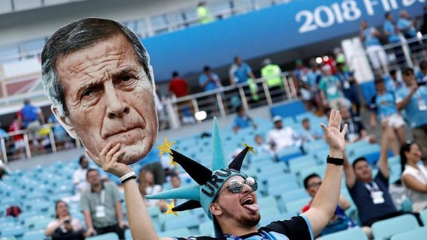 Oscar Tabarez, Kakek Bersaraf Baja di Bangku Uruguay