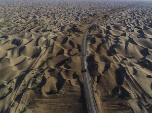 China Bangun Jalan 300 Km di Tengah Padang Gurun