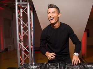 Punya Gaji Sebesar Ronaldo,  4 Tahun Bisa Beli 7 Rumah Mewah Menteng Punya Gaji Sebesar Ronaldo,  4 Tahun Bisa Beli 7 Rumah Mewah Menteng