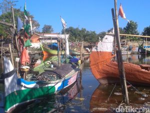 Cuaca Buruk, Nelayan Pilih Tak Melaut dan Perbaiki Perahu