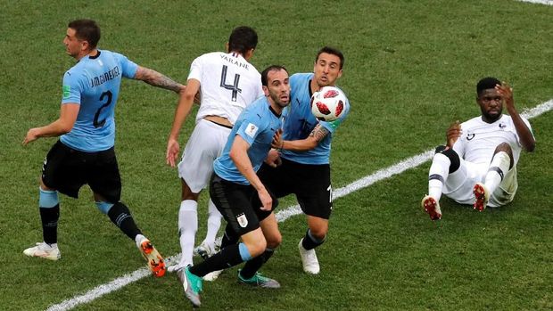 Timnas Uruguay bermain banyak menahan tempo permainan menghadapi Uruguay. (