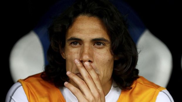 Edinson Cavani duduk di bangku cadangan Uruguay.
