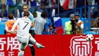 Antoine Griezmann melepaskan tendangan yang berbuah gol kedua Prancis. REUTERS/Jason Cairnduff.