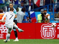 Antoine Griezmann melepaskan tendangan yang berbuah gol kedua Prancis. REUTERS/Jason Cairnduff.
