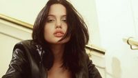 Penampilan Angelina Jolie Muda, dari Punk Rock sampai Artis Top