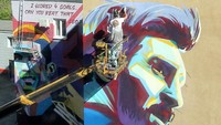 Lokasi mural Messi itu bersebelahan dengan mural Ronaldo. Dengan arah lirikan mural Ronaldo tepat mengarah ke Messi, pemandangan ini jadi kocak karena ada tambahan tulisan: Aku sudah mencetak 4 gol. Bisa kalahkan itu, Messi?. (Foto: Alexey Nasyrov/Reuters)