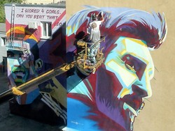 Lokasi mural Messi itu bersebelahan dengan mural Ronaldo. Dengan arah lirikan mural Ronaldo tepat mengarah ke Messi, pemandangan ini jadi kocak karena ada tambahan tulisan: Aku sudah mencetak 4 gol. Bisa kalahkan itu, Messi?. (Foto: Alexey Nasyrov/Reuters)