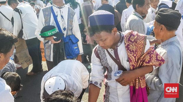 Massa Aksi 67 Salat Ashar Berjamaah di Medan Merdeka Timur