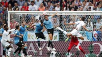 Gol pertama Prancis dicetak melalui tandukan Raphael Varane. REUTERS/Grigory Dukor.