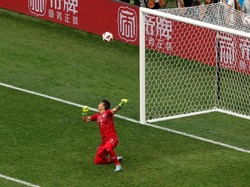 Muslera melakukan kesalahan fatal saat Uruguay kalah 0-2 dari Prancis di perempatfinal Piala Dunia 2018. Ia gagal menangkap bola dengan baik sehingga gawangnya kemasukan. Foto: Carlos Barria/Reuters