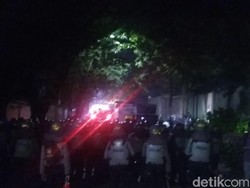 Rekap Suara Pilwalkot Makassar, Massa Tembakkan Petasan ke Polisi