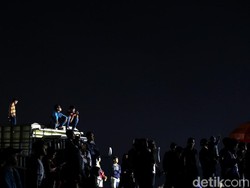 Warga nonton dari atas truk.