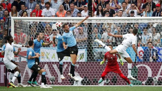 Gol Rapahel Varane ke gawang Uruguay
