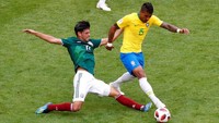 Paulinho. Satu posisi dari tiga pemain tengah Brasil masih jadi milik Paulinho yang sejauh ini sudah tampil empat kali sebanyak 281 menit. (Foto: David Gray/Reuters)