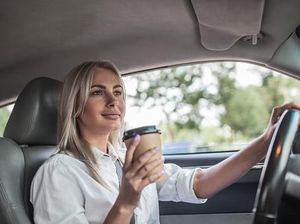 Hai Para Pria! Wanita Generasi Z Kini Lebih Senang Naik Mobil Mewah