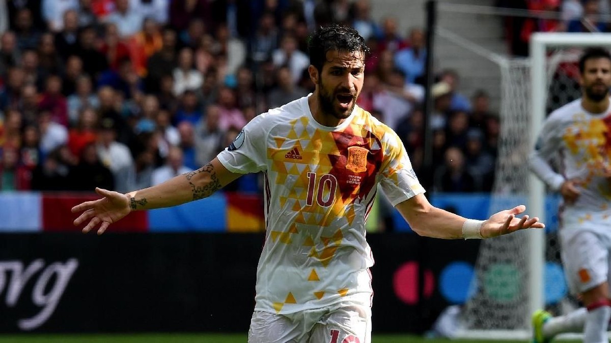 Cesc Fabregas belum mau pensiun dari timnas Spanyol. (Foto: Claudio Villa/Getty Images)
