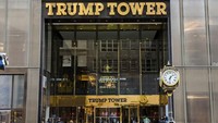 Ronaldo juga punya flat mewah di Trump Tower, New York. Ronaldo tinggal di sini saat berkunjung ke Amerika Serikat dalam rangka liburan atau pekerjaan. Flat Ronaldo seluas 233 meter persegi ini terletak di jantung kota dan berharga 18,5 juta dolar AS atau sekitar Rp 280 miliar. Bisa dibayangkan seberapa mewahnya apartement Ronaldo. (Mark Reinstein/Getty Images)