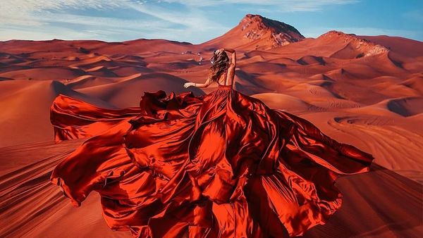 Menakjubkan, Rangkaian Foto Dramatis Wanita Pakai Dress dari Seluruh Dunia