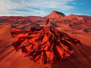 Menakjubkan, Rangkaian Foto Dramatis Wanita Pakai Dress dari Seluruh Dunia