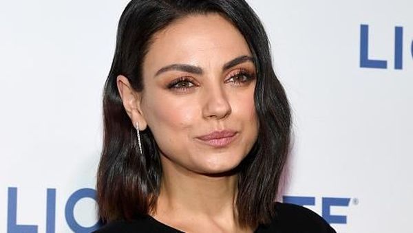 Sulit Dipercaya! Para Selebriti Ini Punya Dua Warna Mata Berbeda