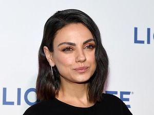 Sulit Dipercaya! Para Selebriti Ini Punya Dua Warna Mata Berbeda