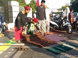 Sebagian Massa Aksi 67 Salat Asar di Trotoar