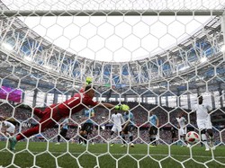 Kiper Uruguay gagal menjangkau bola tandukan Varane. REUTERS/Darren Staples.