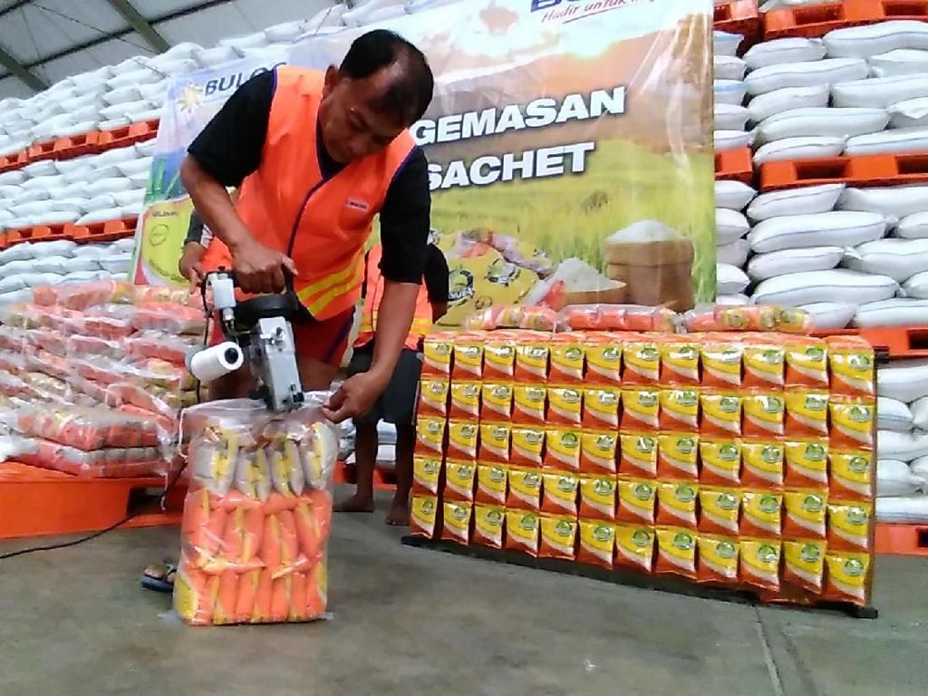 Bulog Siapkan 55 Ton Beras untuk Program Sachet 200 Gram Bulog Siapkan 55 Ton Beras untuk Program Sachet 200 Gram