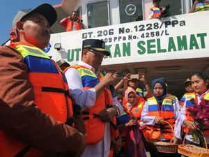 Menhub Tabur Bunga di Danau Toba