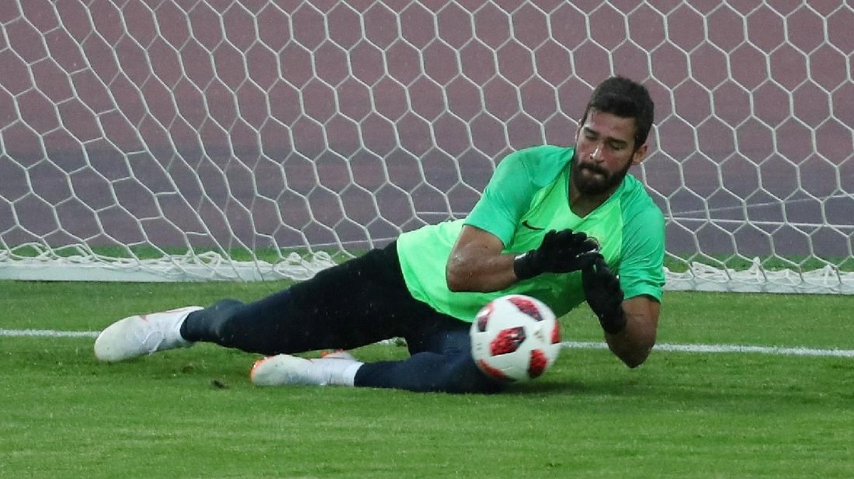 Banyak yang tertipu dengan cuitan soal Alisson Becker akan ke Liverpool. (Foto: Sergio Perez/Reuters)