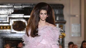 Foto: Rambut Raksasa Kaia Gerber yang Bikin Terkejut