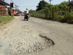 Pengendara Sering Terjatuh di Jalan Gas Alam Depok yang Berlubang