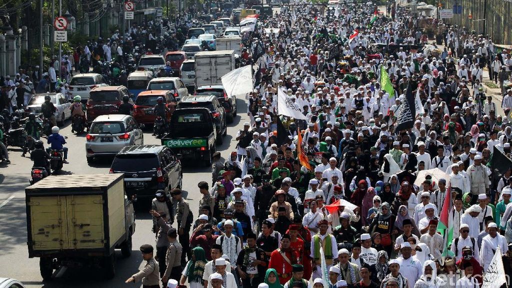 Foto: Massa Aksi 67 Bergerak Menuju Bareskrim Foto: Massa Aksi 67 Bergerak Menuju Bareskrim