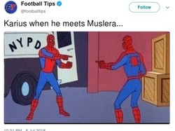Lho, kok kita mirip?. Kira-kira begitu yang dikatakan Karius saat bertemu Muslera. Foto: Twitter