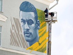 Brasil vs Belgia akan dimainkan di Kazan Arena. Kota Kazan pun bikin mural ini untuk menyambut Neymar si bintang Selecao. Ada yang berkelakar justru mirip-mirip Paulinho. (Foto: John Sibley/Reuters)