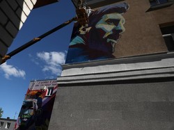 Mural Messi itu muncul tepat di luar hotel Ramada tempat tim Argentina menginap di kota Kazan. (Foto: Pilar Olivares/Reuters)