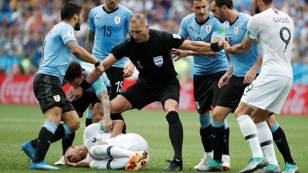 Nestor Pitana ketika memimpin laga Prancis vs Uruguay.