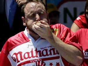 Lagi! Joey Chestnut Pecahkan Rekor Makan Hot Dog Lagi! Joey Chestnut Pecahkan Rekor Makan Hot Dog