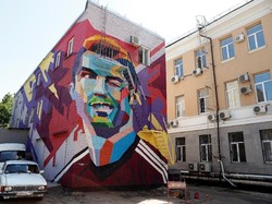 Ide mural Ronaldo tersebut, dengan pose melirik ke samping, kabarnya dicetuskan oleh walikota Kazan, dalam menyambut kedatangan pemain top dunia ke kotanya. (Foto: John Sibley/Reuters)