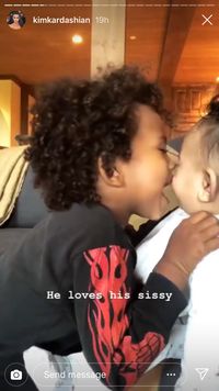 Tingkah Menggemaskan 2 Anak Kim Kardashian Saat Main Bareng