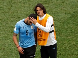 Edinson Cavani menghibur Luis Suarez usai pertandingan. REUTERS/Carlos Barria.