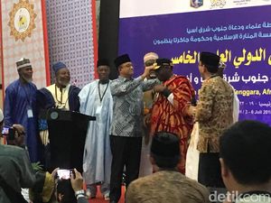 Saat Anies Pakaikan Topi Gubernur ke Ustaz Asal Afrika