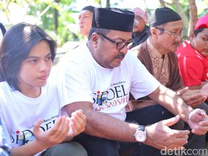 Jelang Tayang Si Doel The Movie, Rano Karno Ziarah ke Makam Benyamin Jelang Tayang Si Doel The Movie, Rano Karno Ziarah ke Makam Benyamin
