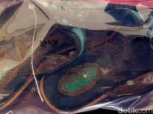 Penampakan Sandal Berpasir Milik Nining untuk Rekayasa Tenggelam Penampakan Sandal Berpasir Milik Nining untuk Rekayasa Tenggelam