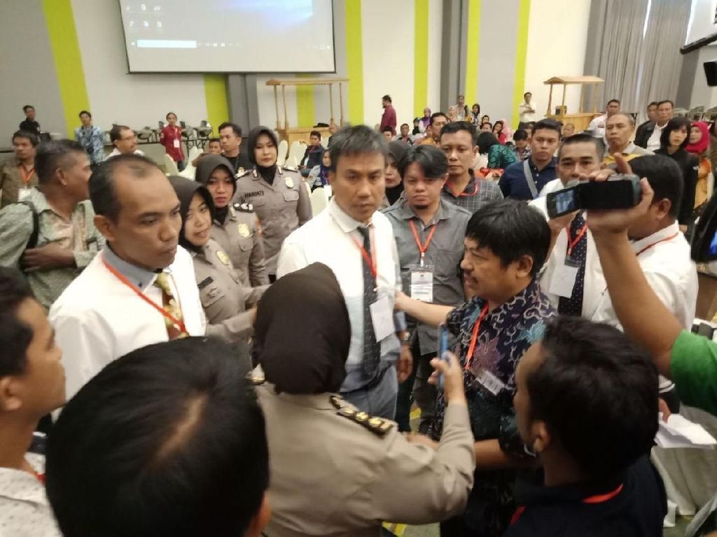 Rekap Suara Pilwalkot Makassar Panas, Pejabat KPUD Pukul Panwaslu Rekap Suara Pilwalkot Makassar Panas, Pejabat KPUD Pukul Panwaslu