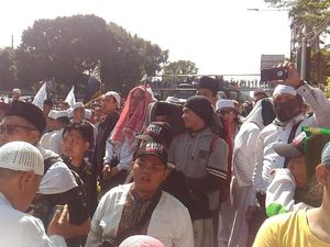 Atribut #2019GantiPresiden Warnai Aksi 67