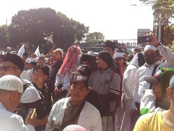 Atribut #2019GantiPresiden Warnai Aksi 67