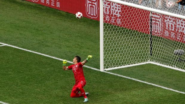 Fernando Muslera saat melakukan blunder dalam laga melawan Prancis.