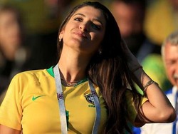 Alisson Becker sejauh ini baru kebobolan satu gol dalam menjaga gawang Brasil di Piala Dunia dari empat laga. Bukan cuma jago menangkap bola Alisson juga jago menangkap hati Natalia Loewe, yang kini sudah dia nikahi dan dikaruniai seorang putri. (Foto: Instagram)