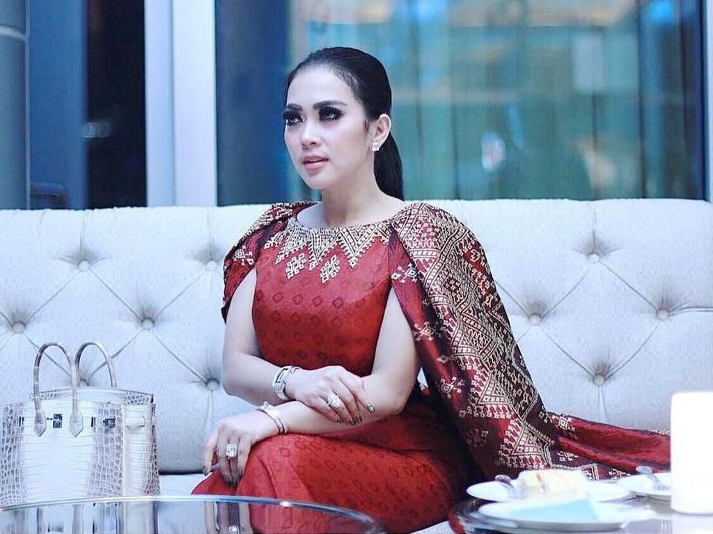 Syahrini Berkunjung ke Panti Jompo, Kaget Bertemu Nenek 104 Tahun Syahrini Berkunjung ke Panti Jompo, Kaget Bertemu Nenek 104 Tahun